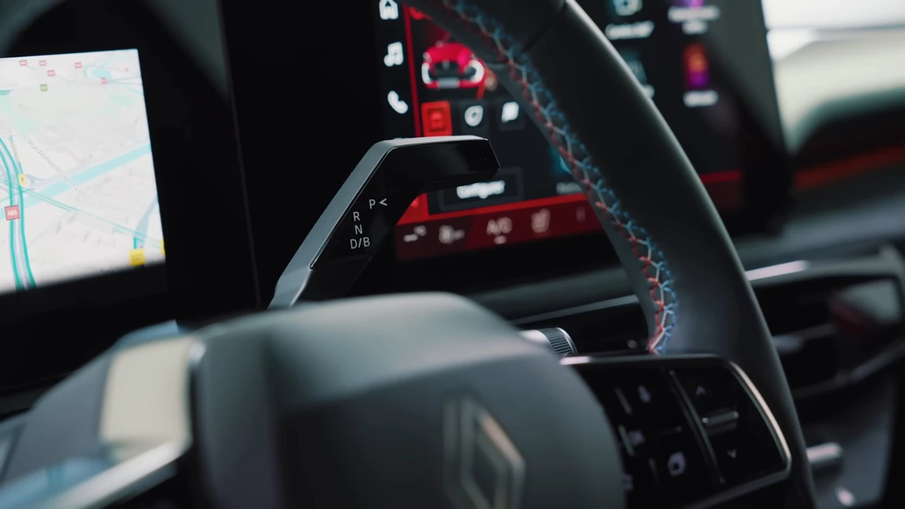 Close-up van 2026 Renault Clio stuurwiel met multifunctionele bedieningselementen en versnellingsselector display