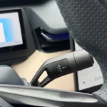 Close-up van de stuurkolom gemonteerde versnellingspook