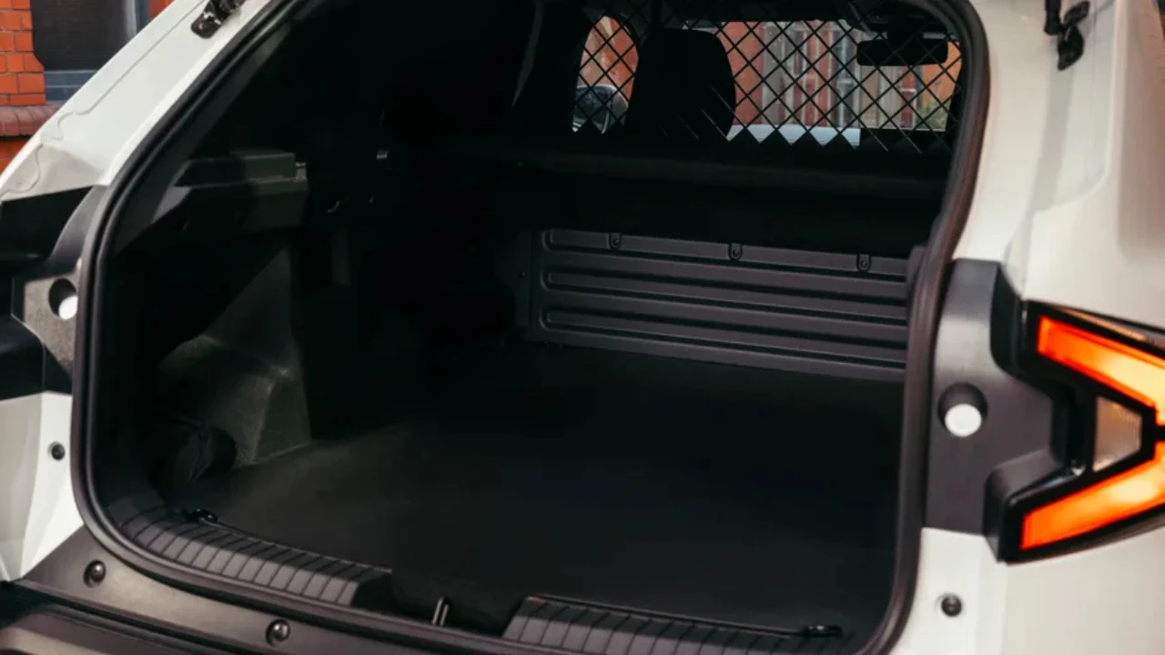 Dacia Duster Cargo Interieur Houten Laadvloer Gaas Scheidingswand Veiligheidskenmerken