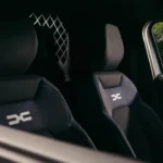 Dacia Interieur Premium Stoelontwerp DC Logo Branding Details