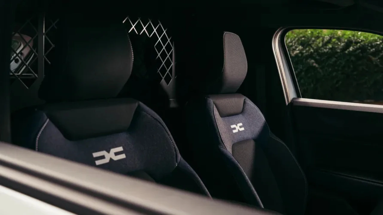 Dacia Interieur Premium Stoelontwerp DC Logo Branding Details