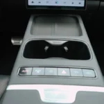 De middenconsole van de Jaecoo 7 met hybride systeembediening inclusief AUTO, MODE, EV en HEV knoppen