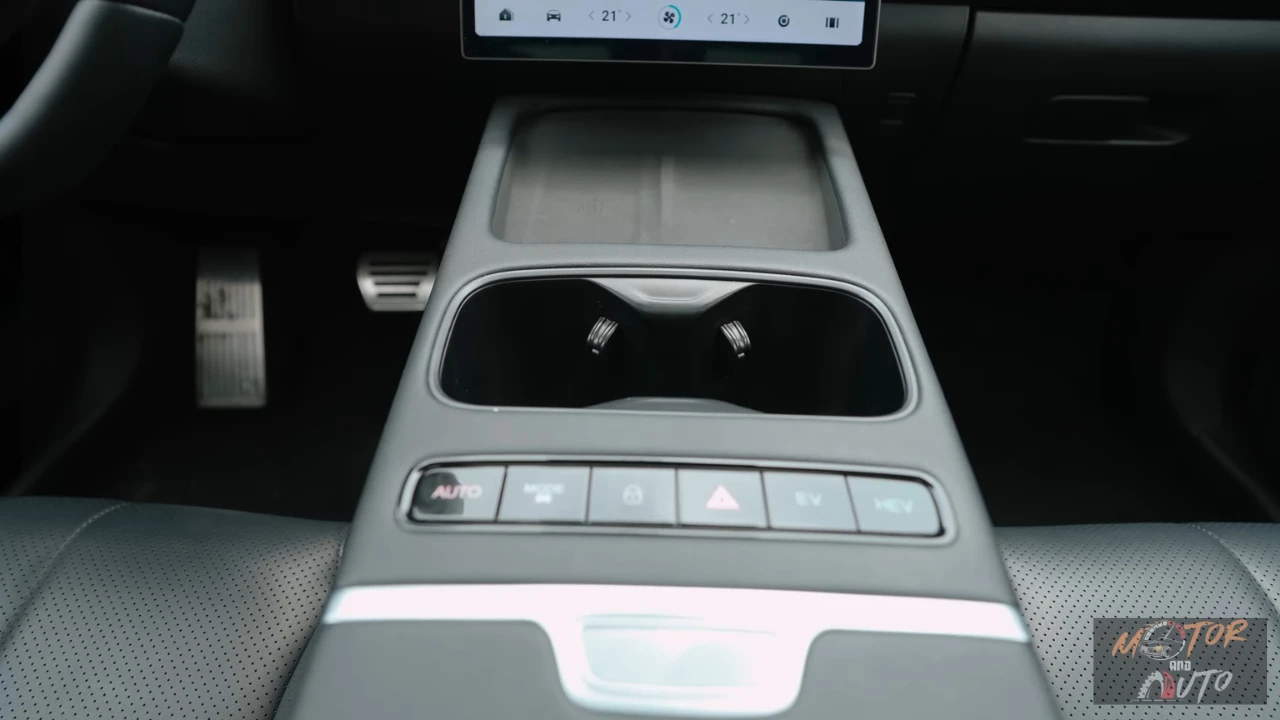 De middenconsole van de Jaecoo 7 met hybride systeembediening inclusief AUTO, MODE, EV en HEV knoppen