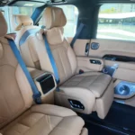 De tweede-rij captain's chairs van de Zeekr 9X in beige leer tonen de 180-graden rotatiecapaciteit