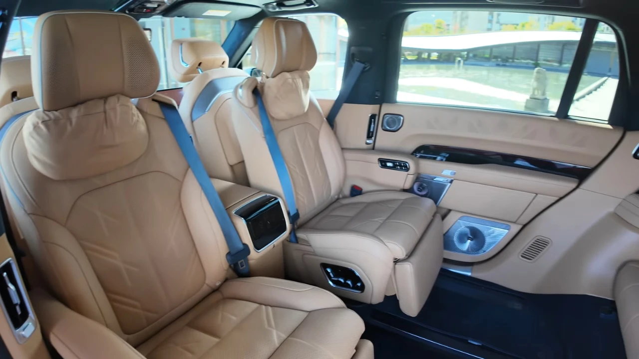 De tweede-rij captain's chairs van de Zeekr 9X in beige leer tonen de 180-graden rotatiecapaciteit