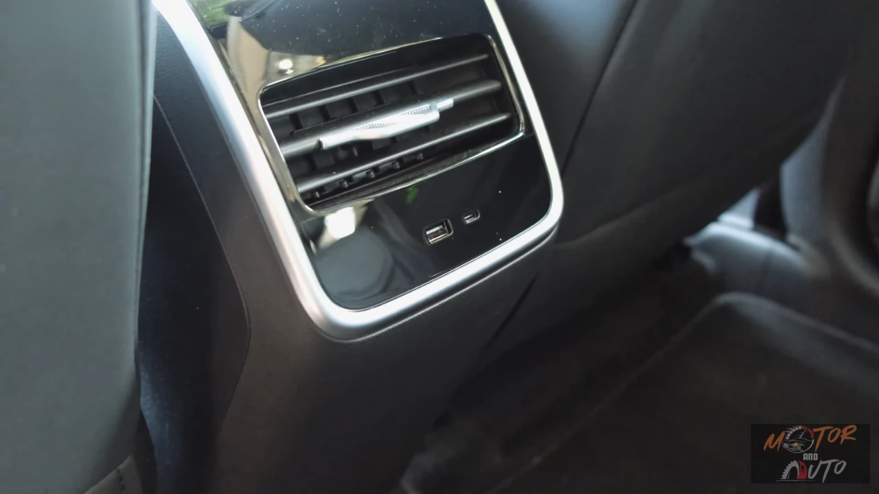 Jaecoo 7 achterpassagier gebied met luchtventilatoren, USB-poorten en opberg voorzieningen