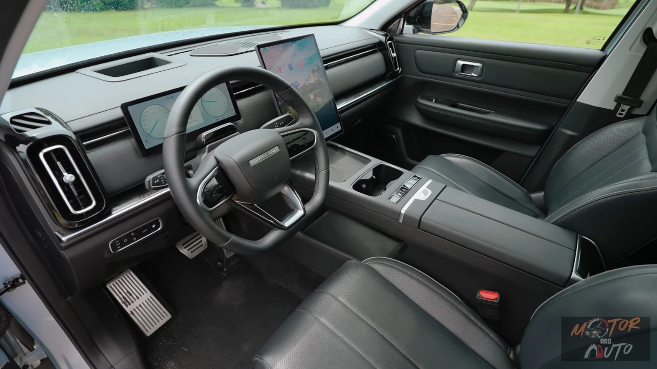 Bestuurderszijde aanzicht van Jaecoo 7 interieur met stuurwiel, digitaal display en bestuurder bedieningselementen