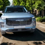 Compleet voorhoek aanzicht van Jaecoo 7 SUV met volledig grille-ontwerp en LED-verlichtingselementen