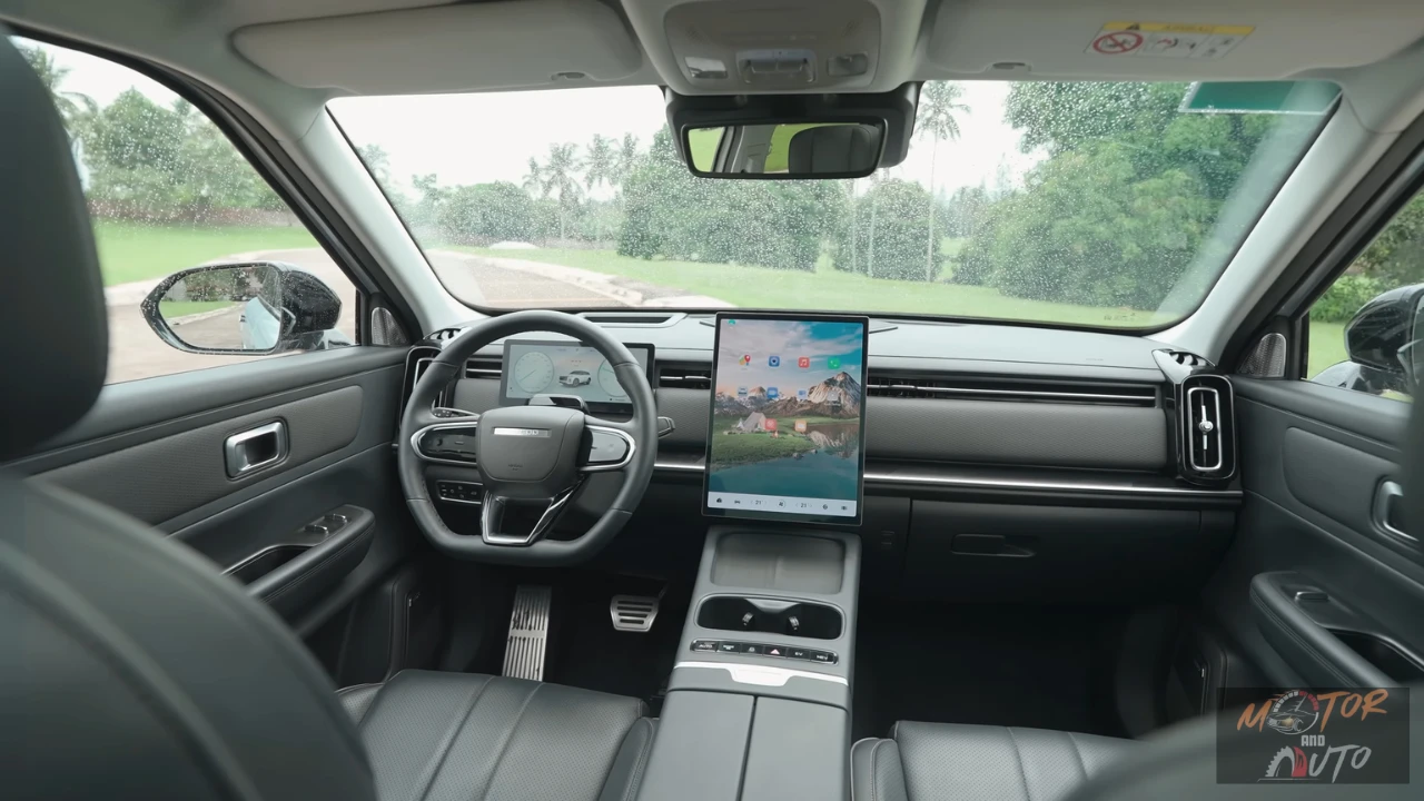 Compleet interieurzicht van Jaecoo 7 met dashboard, middenconsole, stoelen en panoramadak