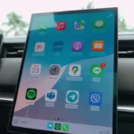 Het 14,8-inch touchscreen van de Jaecoo 7 toont verschillende connectiviteitsapplicaties