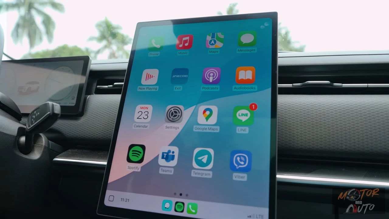 Het 14,8-inch touchscreen van de Jaecoo 7 toont verschillende connectiviteitsapplicaties