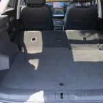 De Jaecoo 7 met neergeklapte achterbanken toont uitgebreide bagagecapaciteit van 1265L, wat de veelzijdigheid van het voertuig voor het vervoer van grotere items en uitrusting demonstreert.