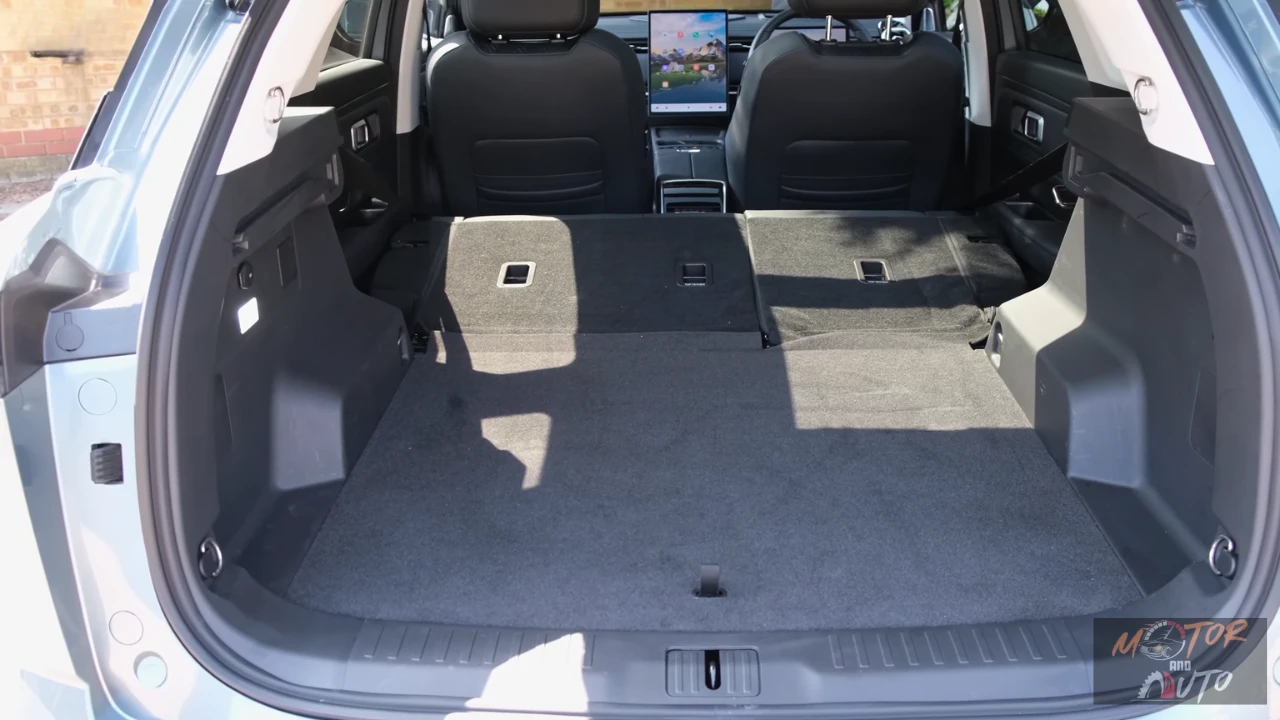 De Jaecoo 7 met neergeklapte achterbanken toont uitgebreide bagagecapaciteit van 1265L, wat de veelzijdigheid van het voertuig voor het vervoer van grotere items en uitrusting demonstreert.