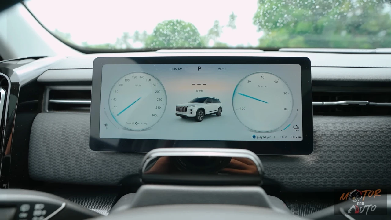 Jaecoo 7 digitaal instrumentencluster met snelheid, vermogen en hybride systeeminformatie