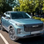 Vooraanzicht van Jaecoo 7 SUV met grote zeshoekige grille, LED-koplampen en gedurfde Jaecoo-branding