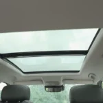 Interieurzicht van Jaecoo 7 panoramadak met uitgebreid glazen plafond en heldere cabine sfeer