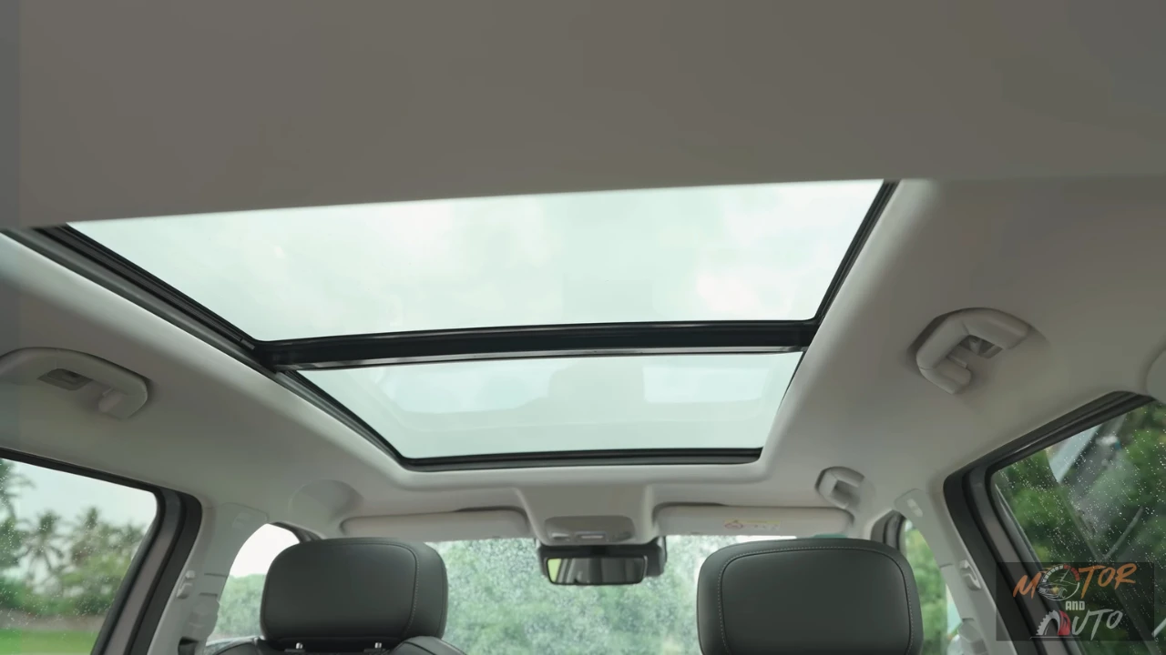 Interieurzicht van Jaecoo 7 panoramadak met uitgebreid glazen plafond en heldere cabine sfeer