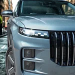 Close-up detail van Jaecoo 7 LED-koplampen en voorgrille met premium verlichtingsdesign