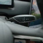 Close-up detail van Jaecoo 7 versnellingspook met modern kolom-gemonteerd ontwerp