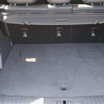 Het kofferruimtegebied van de Jaecoo 7 met 500L bagagecapaciteit met praktische functies waaronder bevestigingspunten en georganiseerde opbergoplossingen voor gezinsavonturen.