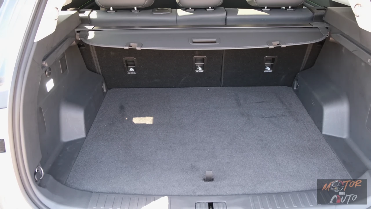 Het kofferruimtegebied van de Jaecoo 7 met 500L bagagecapaciteit met praktische functies waaronder bevestigingspunten en georganiseerde opbergoplossingen voor gezinsavonturen.