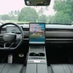 Jaecoo 7 interieur dashboard aanzicht met groot portret touchscreen, stuurwiel en premium cabine materialen