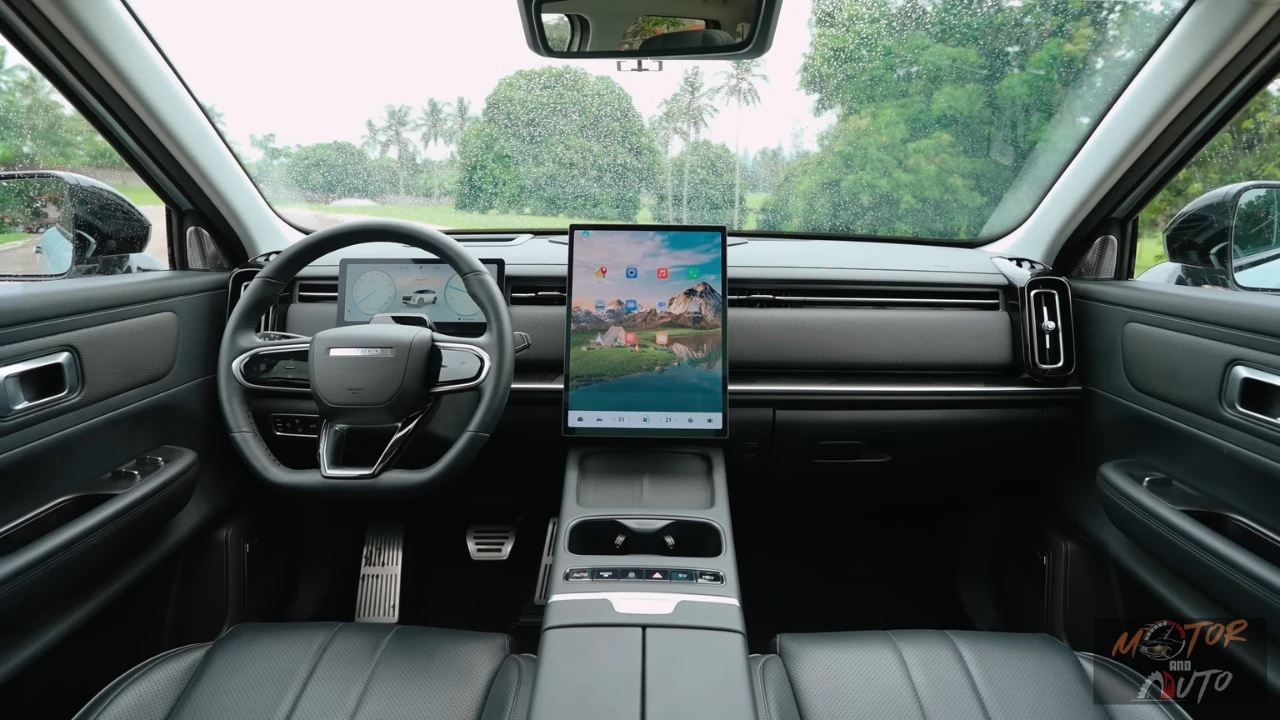 Jaecoo 7 interieur dashboard aanzicht met groot portret touchscreen, stuurwiel en premium cabine materialen