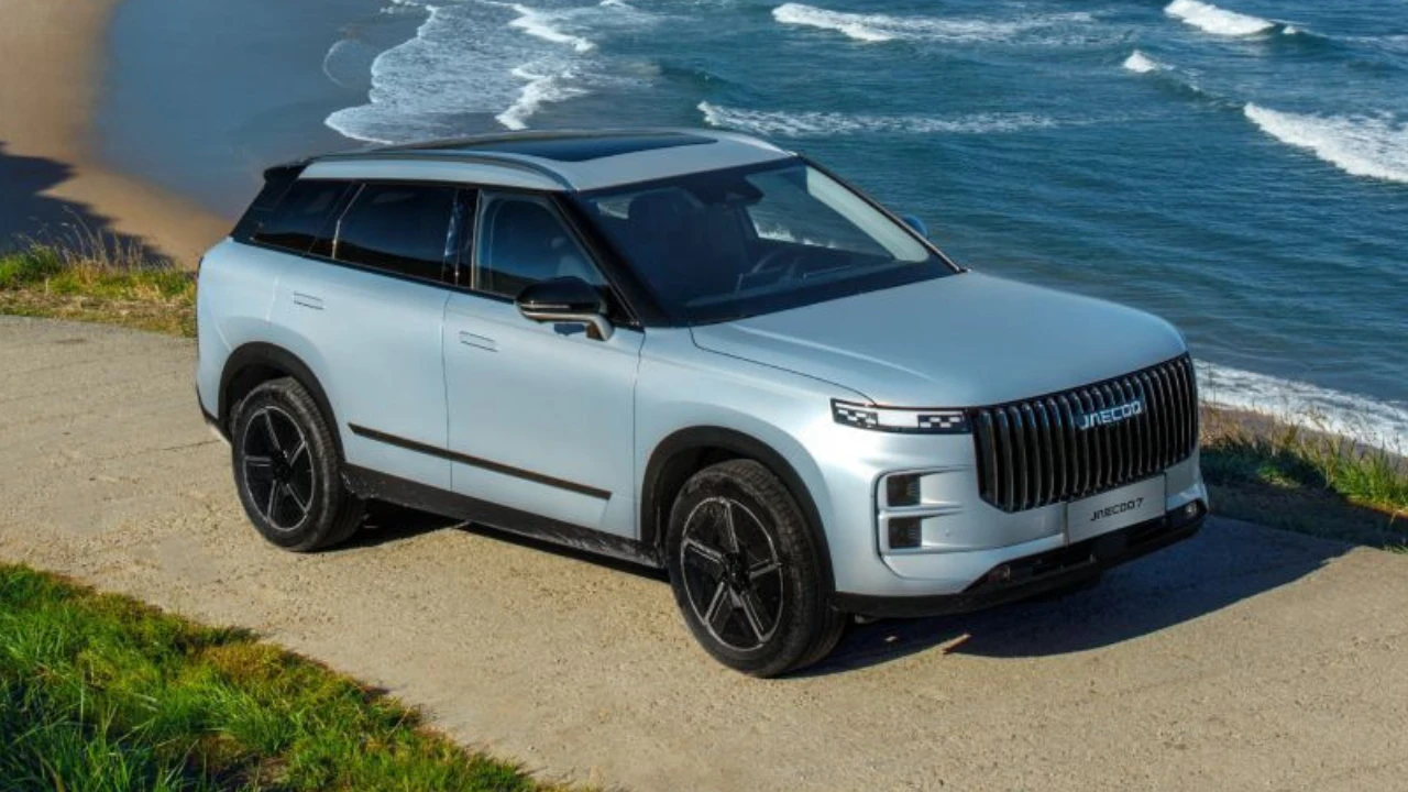 De Jaecoo 7 gepositioneerd tegen een kustachtergrond, die zijn avontuur-klare capaciteiten en de geschiktheid van het voertuig voor outdoor lifestyle activiteiten benadrukt.