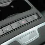 Close-up van Jaecoo 7 hybride rijmodus bediening met EV en HEV selectieknoppen