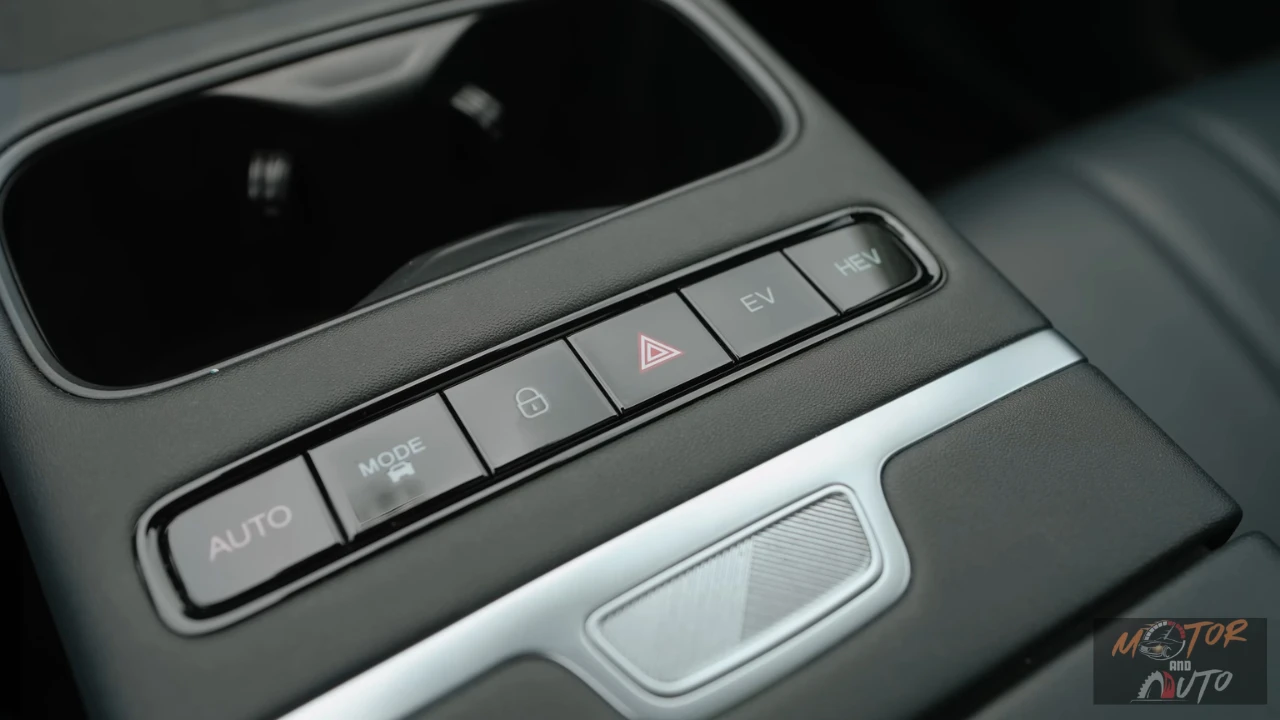 Close-up van Jaecoo 7 hybride rijmodus bediening met EV en HEV selectieknoppen