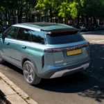 Jaecoo 7 PHEV SUV in stedelijke omgeving met achterdesign en stadsvriendelijke proporties