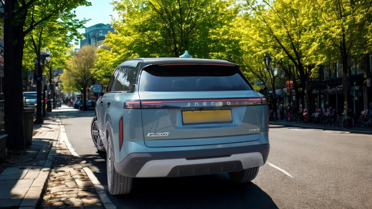 Lichtblauwe Jaecoo 7 PHEV SUV geparkeerd op Europese straat met bomen, achterkant driekwart aanzicht en modern design