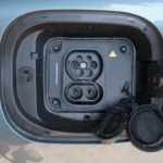 Detailaanzicht van de Jaecoo 7 SHS laadpoort, die de dubbele laadmogelijkheid van het voertuig toont met zowel AC (6,6kW) als DC (40kW) snellaadopties