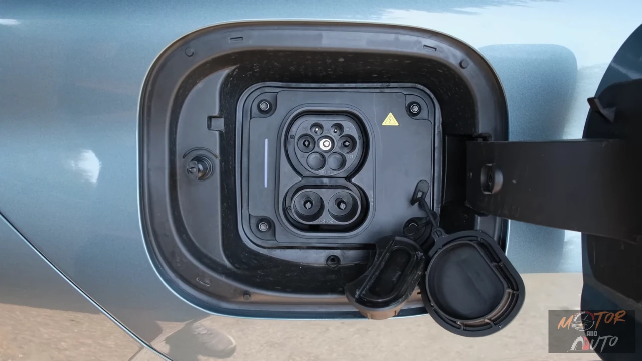 Detailaanzicht van de Jaecoo 7 SHS laadpoort, die de dubbele laadmogelijkheid van het voertuig toont met zowel AC (6,6kW) als DC (40kW) snellaadopties