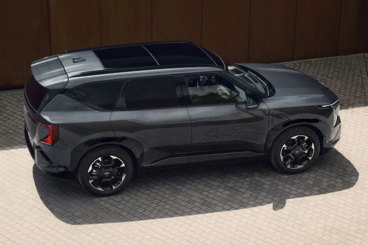 Kia EV5 Achterkant Design met Panoramadak en Verticale LED Verlichting