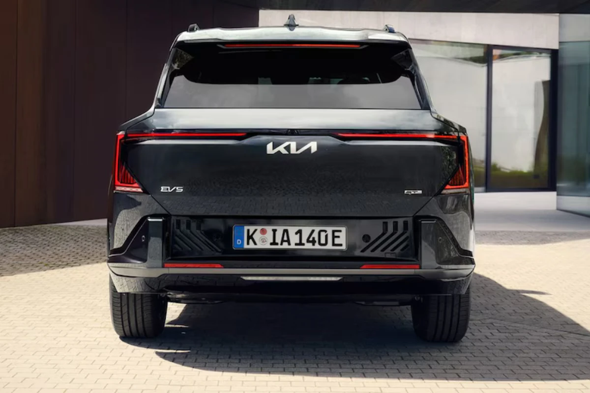 Kia EV5 Achterzijde met Kenmerkende Verticale LED Achterlichten