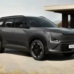 Kia EV5 GT-Line in Hedendaagse Architecturale Setting