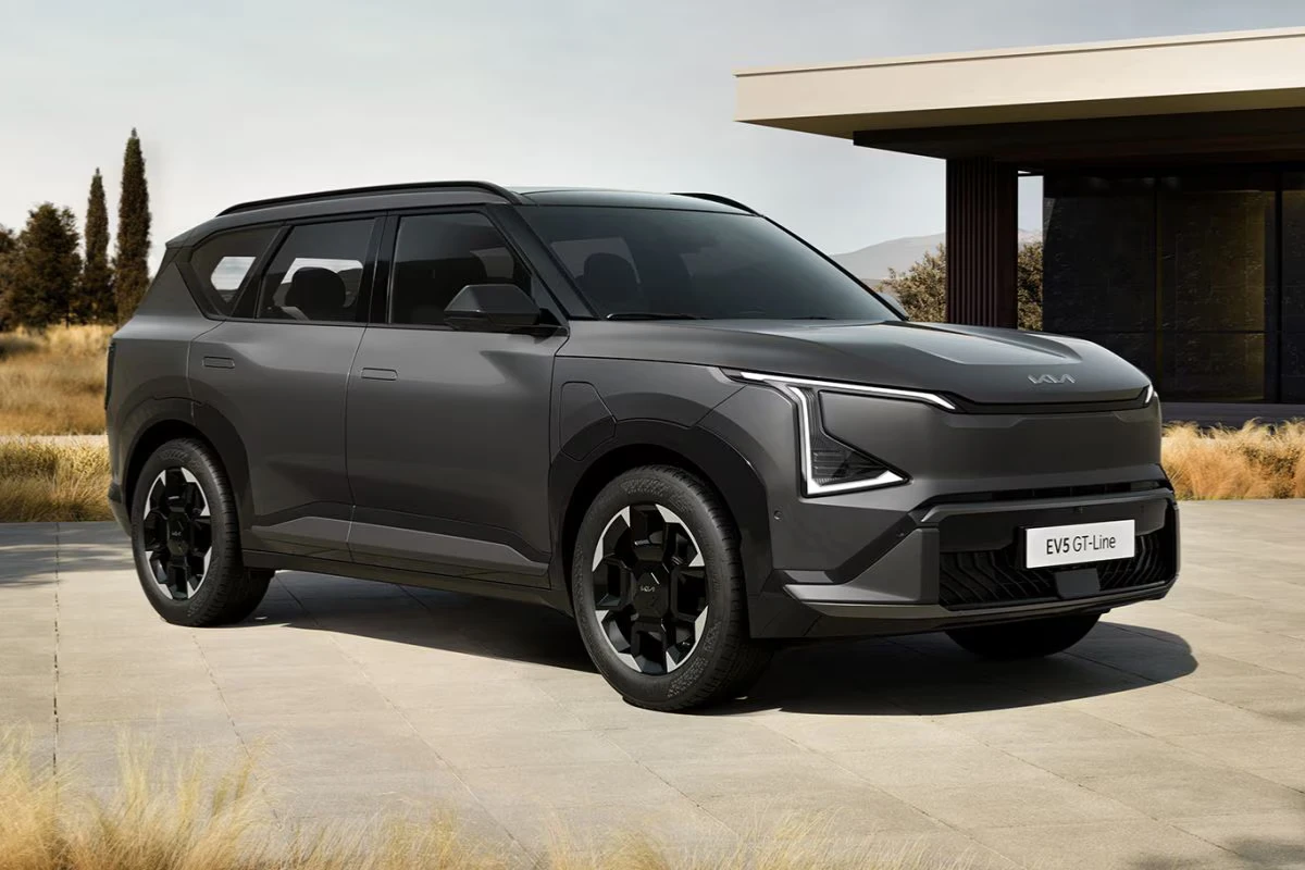 Kia EV5 GT-Line in Hedendaagse Architecturale Setting