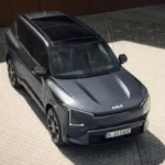 Kia EV5 Voor Drie-Kwart Aanzicht met Panoramisch Glazen Dak