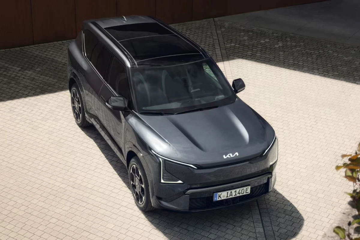 Kia EV5 Voor Drie-Kwart Aanzicht met Panoramisch Glazen Dak