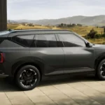 Kia EV5 Zijprofiel in Natuurlijke Landschap Setting