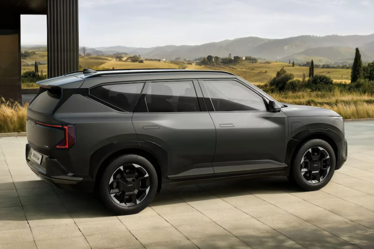 Kia EV5 Zijprofiel in Natuurlijke Landschap Setting