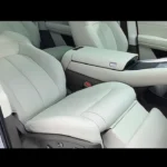 Luxe captainsstoelen op de eerste rij in wit leer met elektrische multi-way verstelling