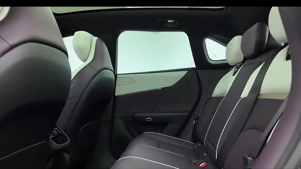 Mazda EZ-60 Achterbank