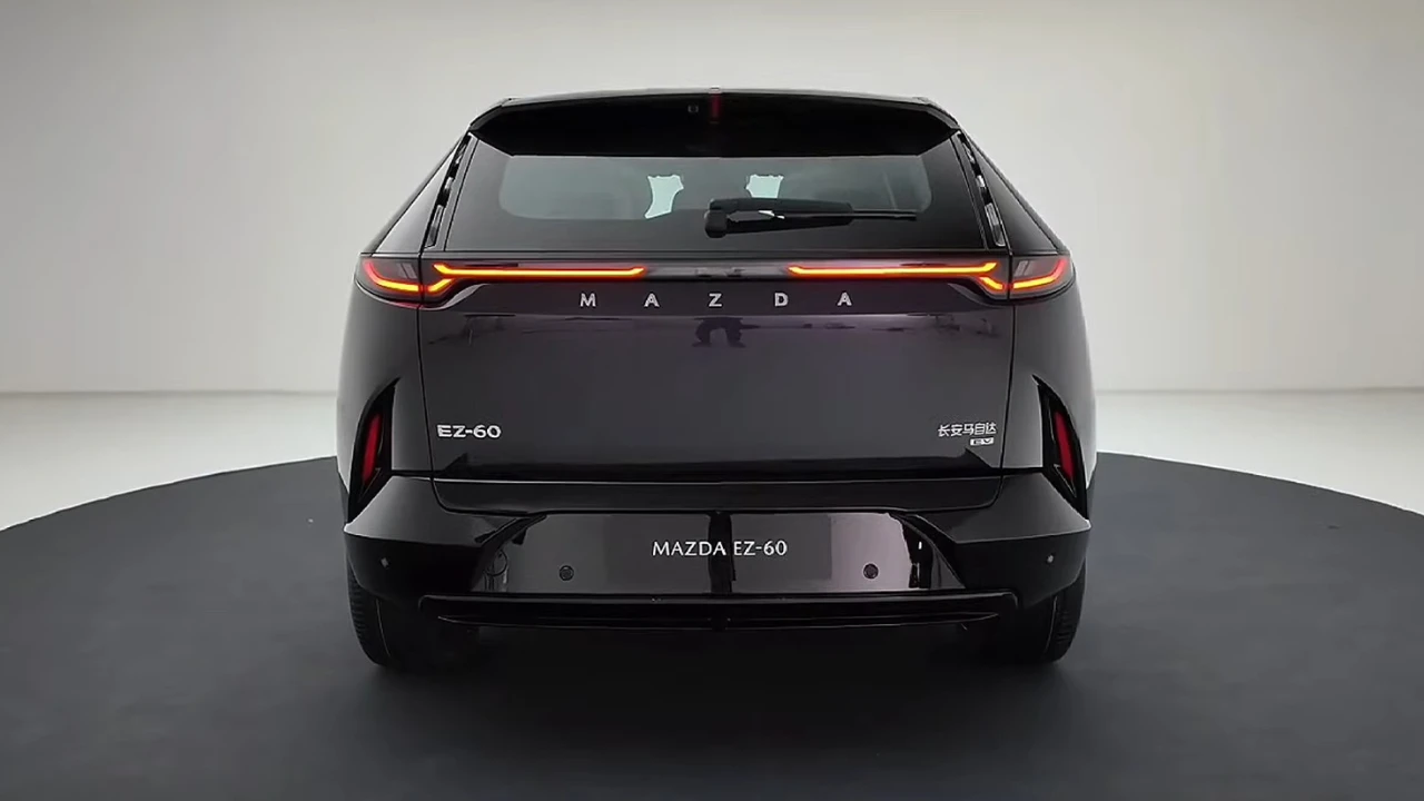 Mazda EZ-60 Achtergevel met Mazda-Letters en LED-Technologie