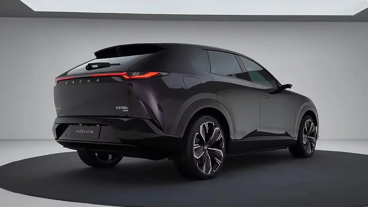 Mazda EZ-60 Achterontwerp met Volledige Breedte LED-Achterlichten