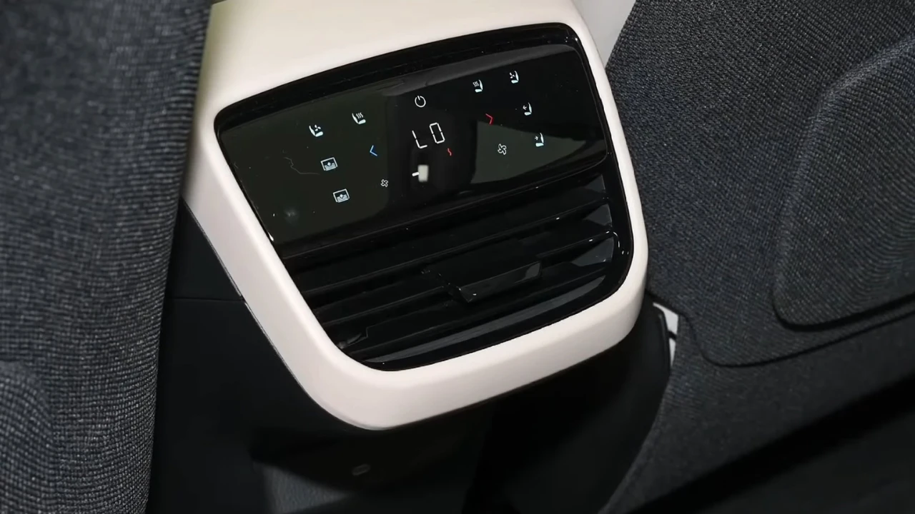 Mazda EZ-60 Achterpassagier Klimaatregeling met Touch-Interface