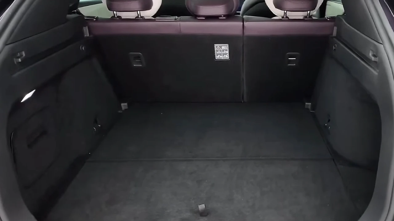 Mazda EZ-60 Bagageruimte met Ruime Opslagcapaciteit