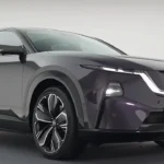 Mazda EZ-60 Elektrische SUV Vooraanzicht Driekwart in Grijs-Zilver Afwerking