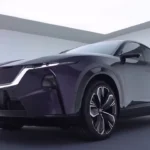 Mazda EZ-60 Frontontwerp met Verlicht Logo en Gesplitste Koplampen